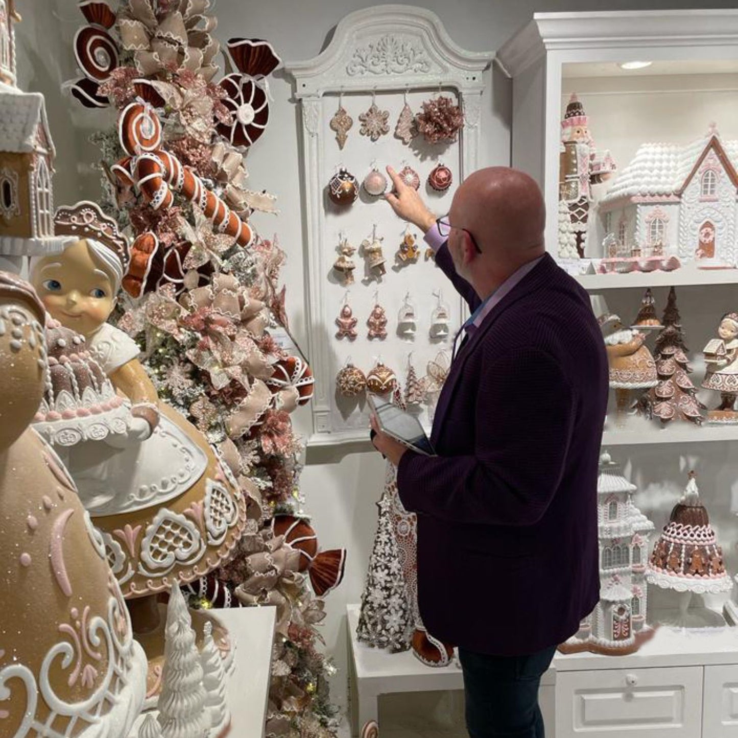 December Diamonds Gingerbread Village Santa With Dessert