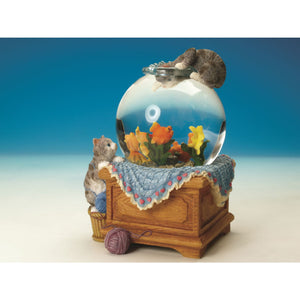Musicbox Kingdom 6.7" Aquarium Glitter Globe Turns To The Melody “O Susanna”